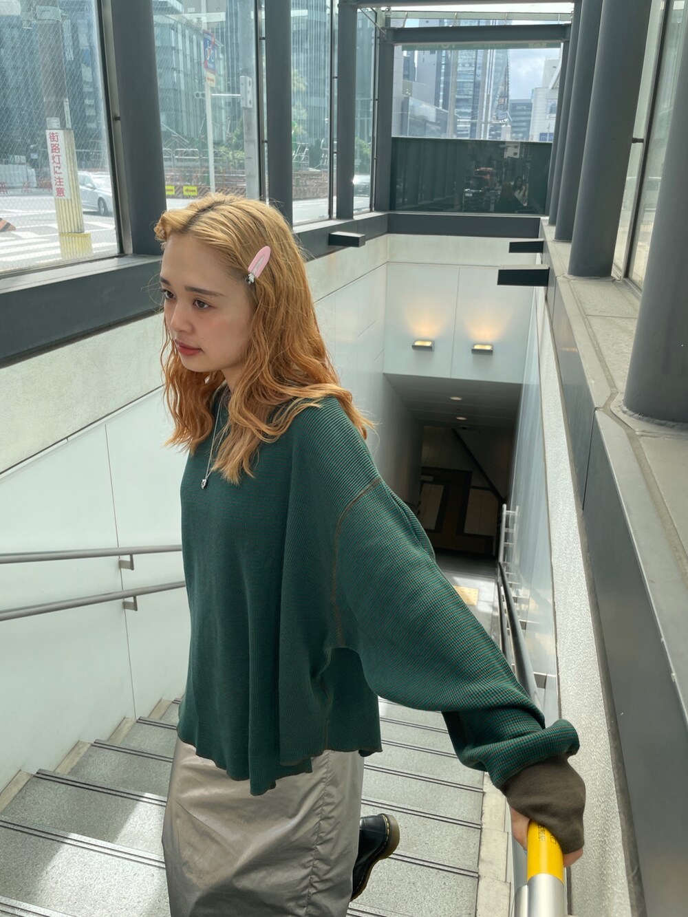 シルバー系のスカート、グリーン系のTシャツ/カットソーを着用したレディースの夏コーディネートの4枚目の写真