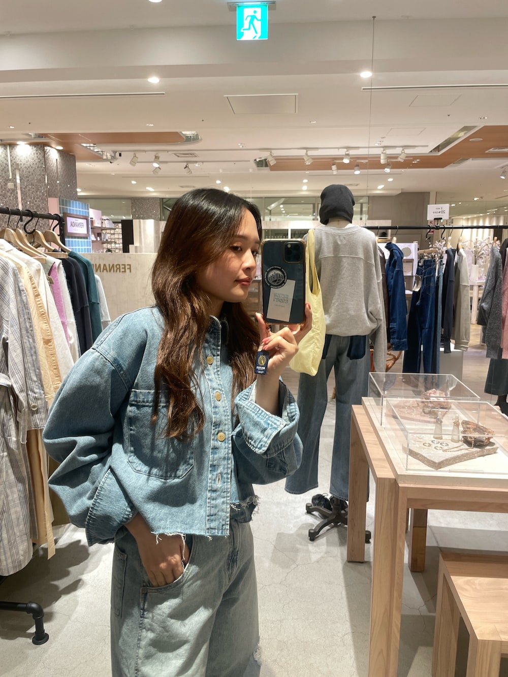 ブルー系のシャツ/ブラウス、ブルー系のデニムパンツ、ホワイト系のチノパンツを着用したレディースの冬コーディネートの2枚目の写真