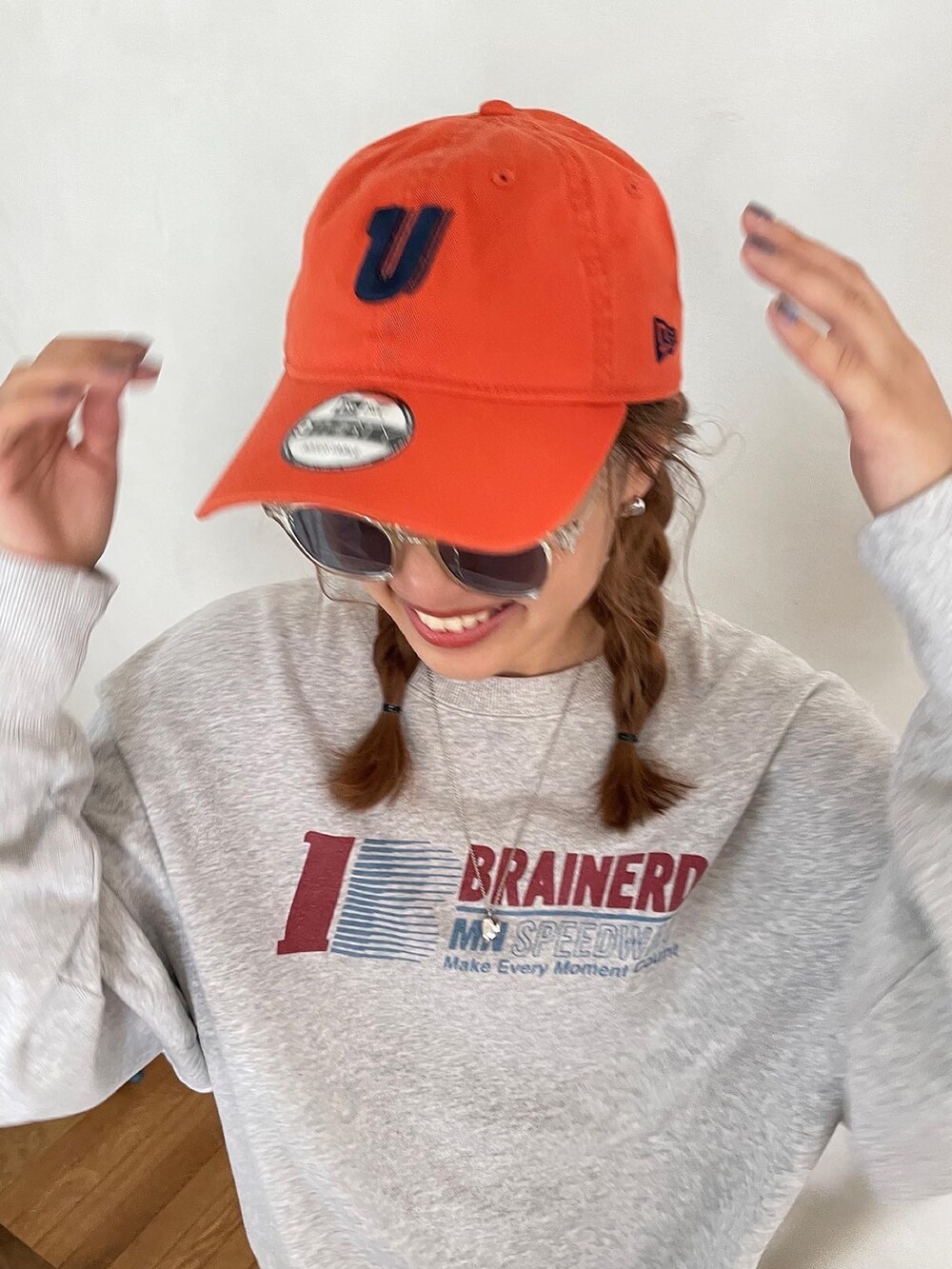 グレー系のスウェット、ホワイト系のその他パンツ、シルバー系のネックレスを着用したレディースの秋コーディネートの2枚目の写真