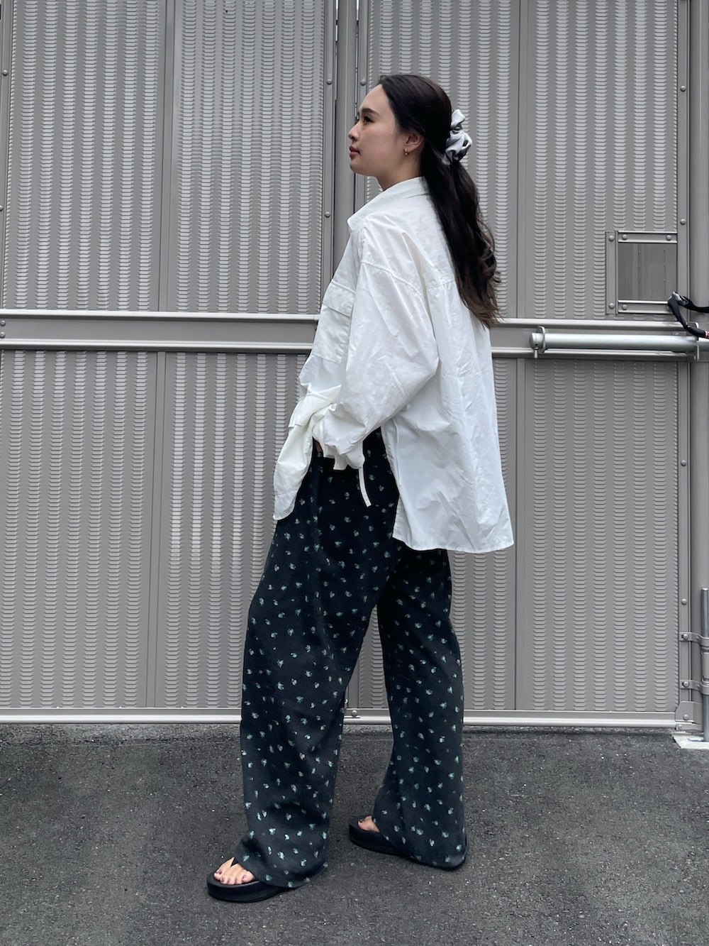 グレー系のその他パンツ、ホワイト系のシャツ/ブラウスを着用したレディースの夏コーディネートの3枚目の写真