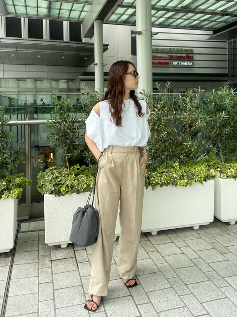 ベージュ系のその他パンツ、ホワイト系のTシャツ/カットソー、グレー系のハンドバッグを着用したレディースの春コーディネートの3枚目の写真
