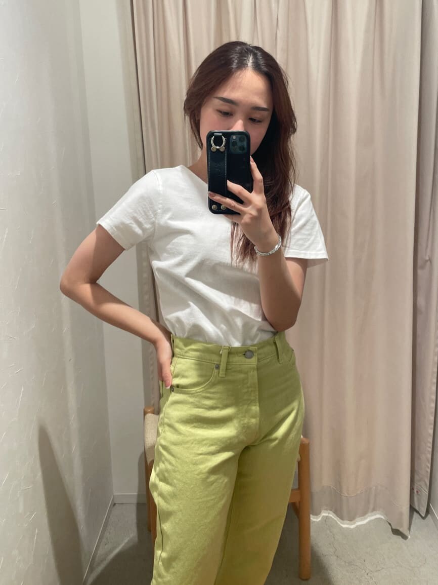 グリーン系のデニムパンツ、ホワイト系のTシャツ/カットソー、シルバー系のブレスレットを着用したレディースの春コーディネートの3枚目の写真