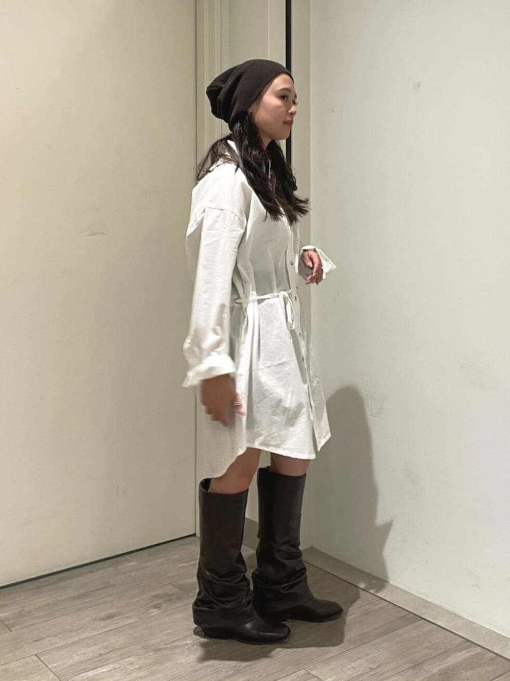 ホワイト系のワンピース、ブラウン系のその他パンツ、ブラウン系のブーツを着用したレディースの夏コーディネートの4枚目の写真