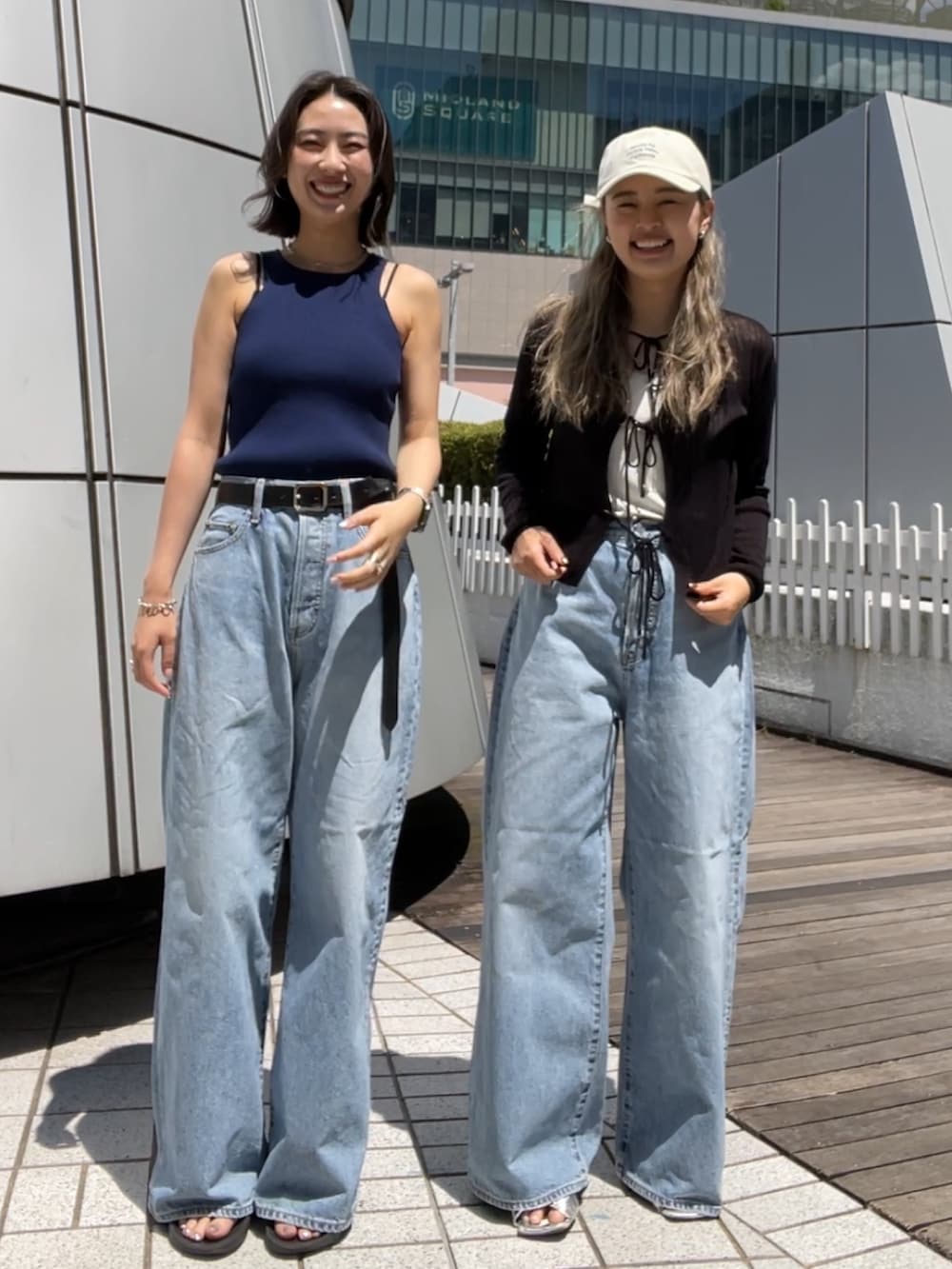 ブルー系のデニムパンツ、ブルー系のデニムパンツ、ブラック系のカーディガン/ボレロを着用したレディースの夏コーディネートの3枚目の写真