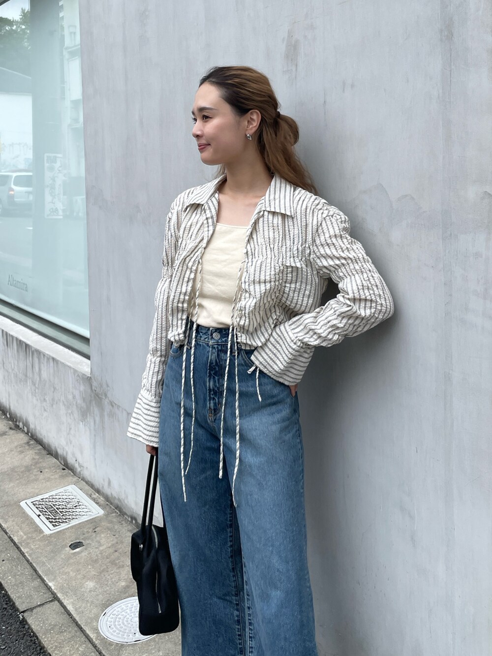 その他のシャツ/ブラウス、ブルー系のデニムパンツを着用したレディースの秋コーディネートの6枚目の写真