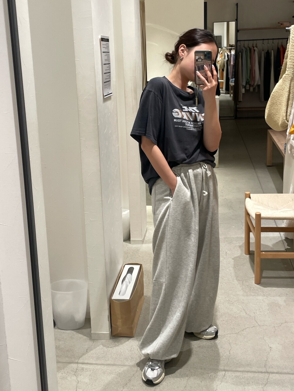 グレー系のスウェットパンツ、グレー系のTシャツ/カットソーを着用したレディースの春コーディネートの3枚目の写真