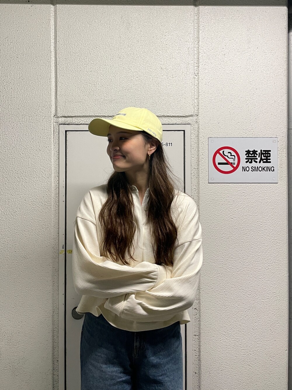 ホワイト系のTシャツ/カットソー、ブルー系のデニムパンツを着用したレディースの冬コーディネートの4枚目の写真