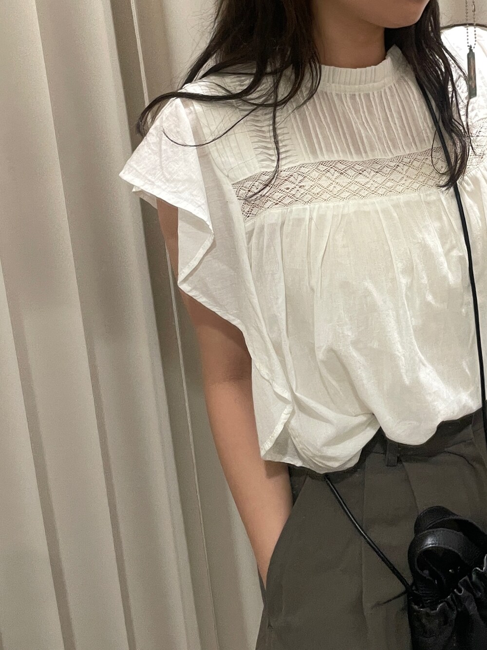 ホワイト系のシャツ/ブラウス、グレー系のチノパンツを着用したレディースの夏コーディネートの2枚目の写真