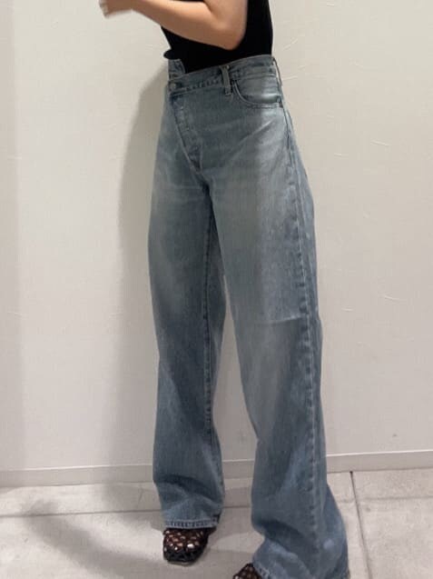 ブラック系のサンダル、ブラック系のTシャツ/カットソー、ブルー系のデニムパンツを着用したレディースの夏コーディネートの6枚目の写真