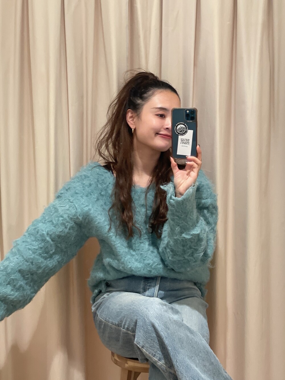 ブルー系のデニムパンツ、ブルー系のニット/セーターを着用したレディースの冬コーディネートの3枚目の写真