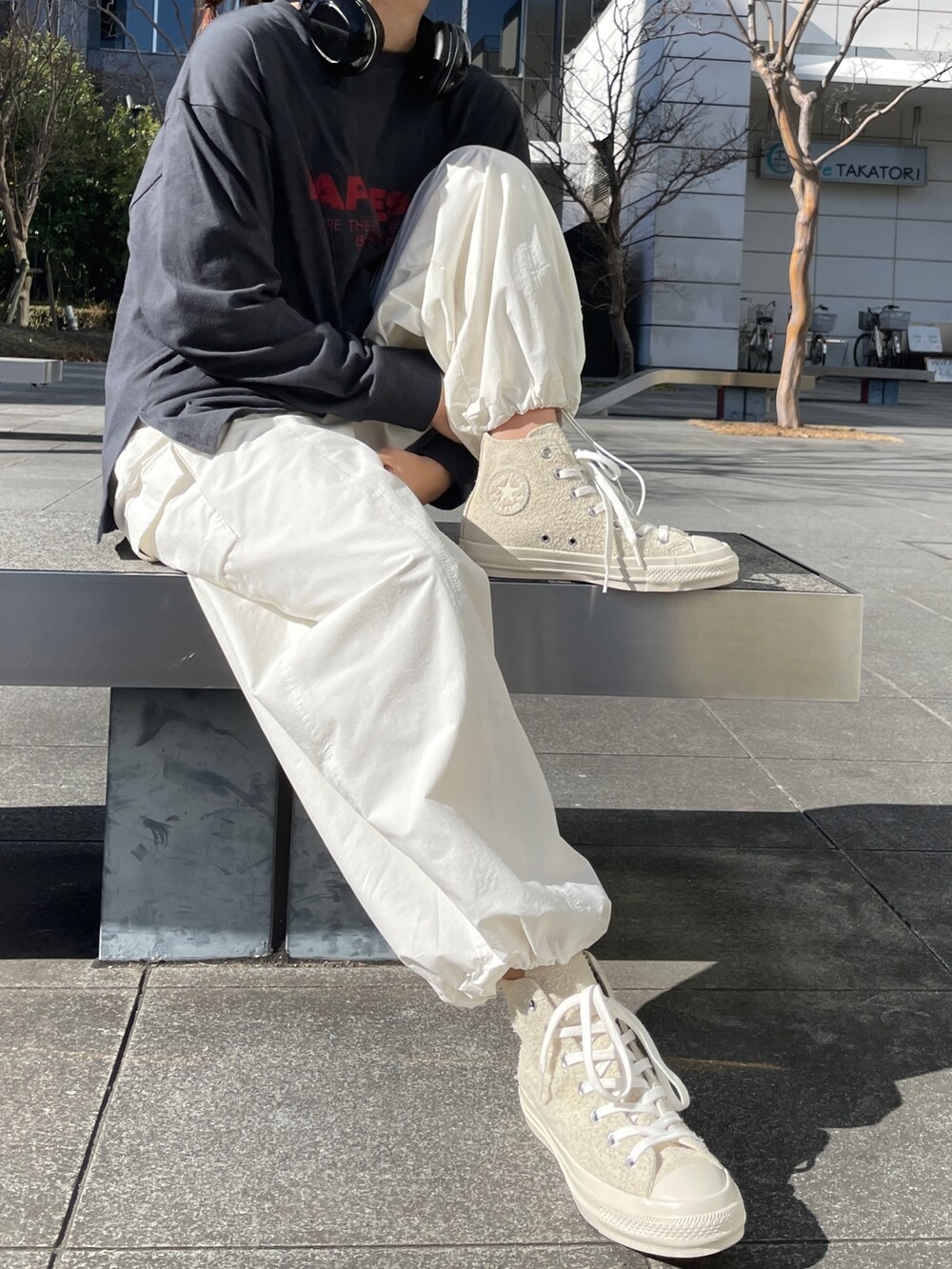 グレー系のTシャツ/カットソー、ピンク系のカーゴパンツ、ホワイト系のスニーカーを着用したレディースの冬コーディネートの4枚目の写真