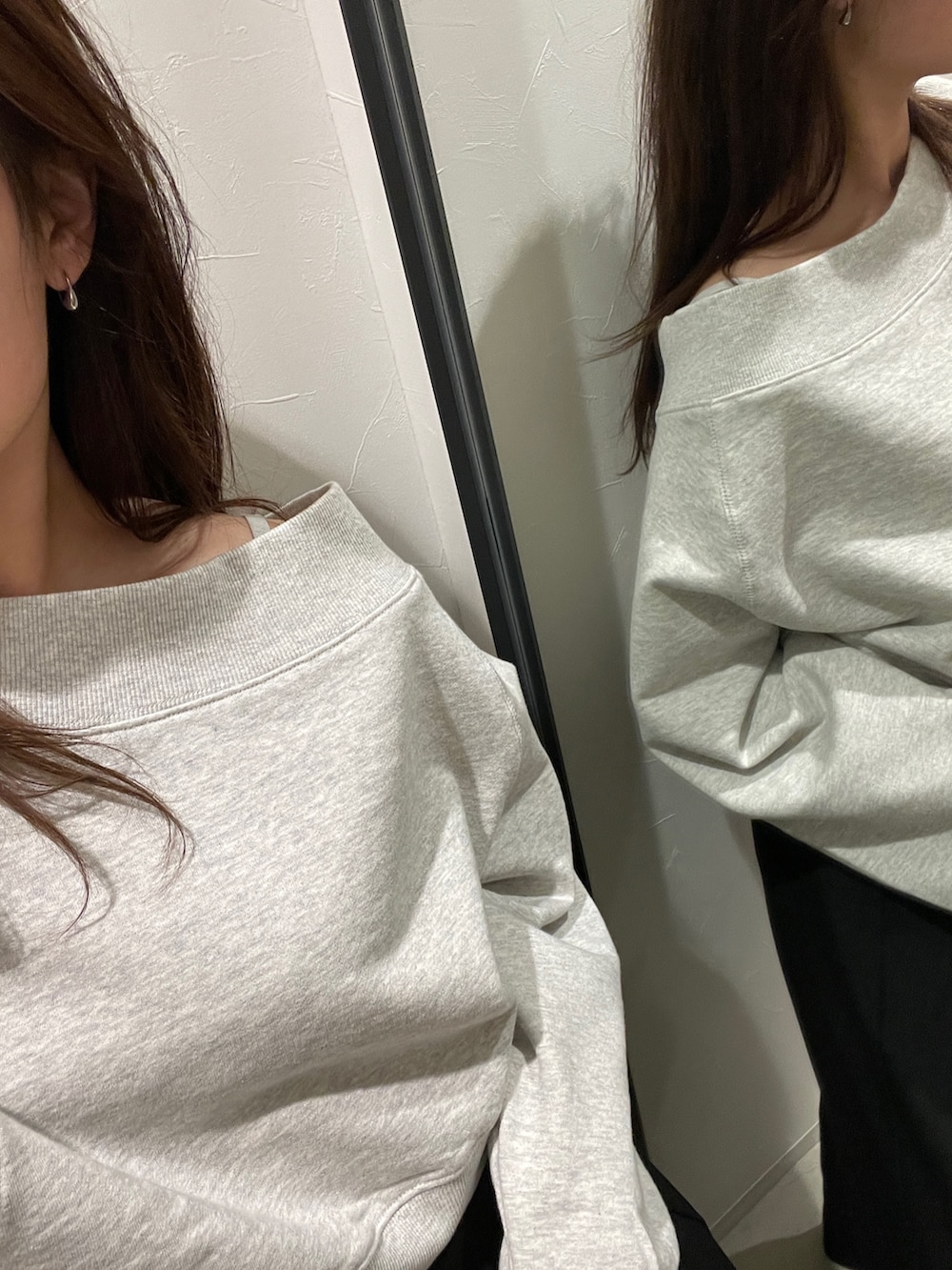 グレー系のスウェット、グレー系のニットキャップ/ビーニーを着用したレディースの秋コーディネートの2枚目の写真