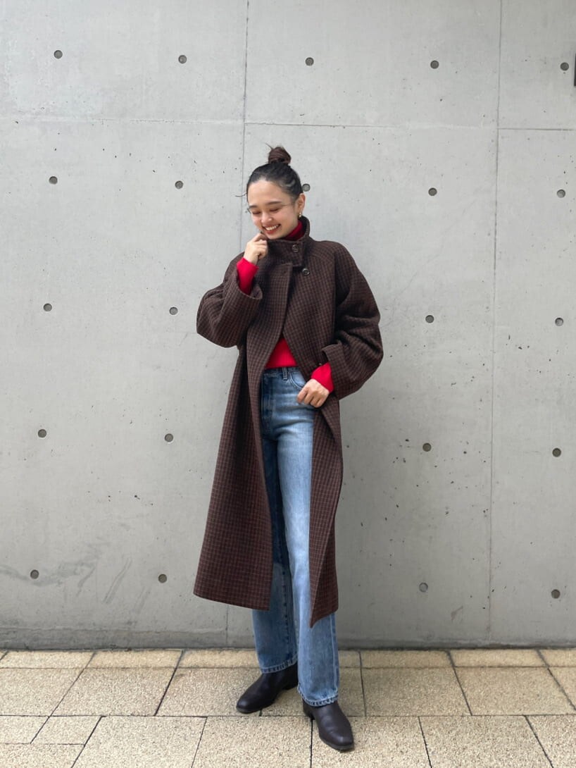 ブルー系のデニムパンツ、ブラウン系のその他アウター、レッド系のニット/セーターを着用したレディースの秋コーディネートの9枚目の写真