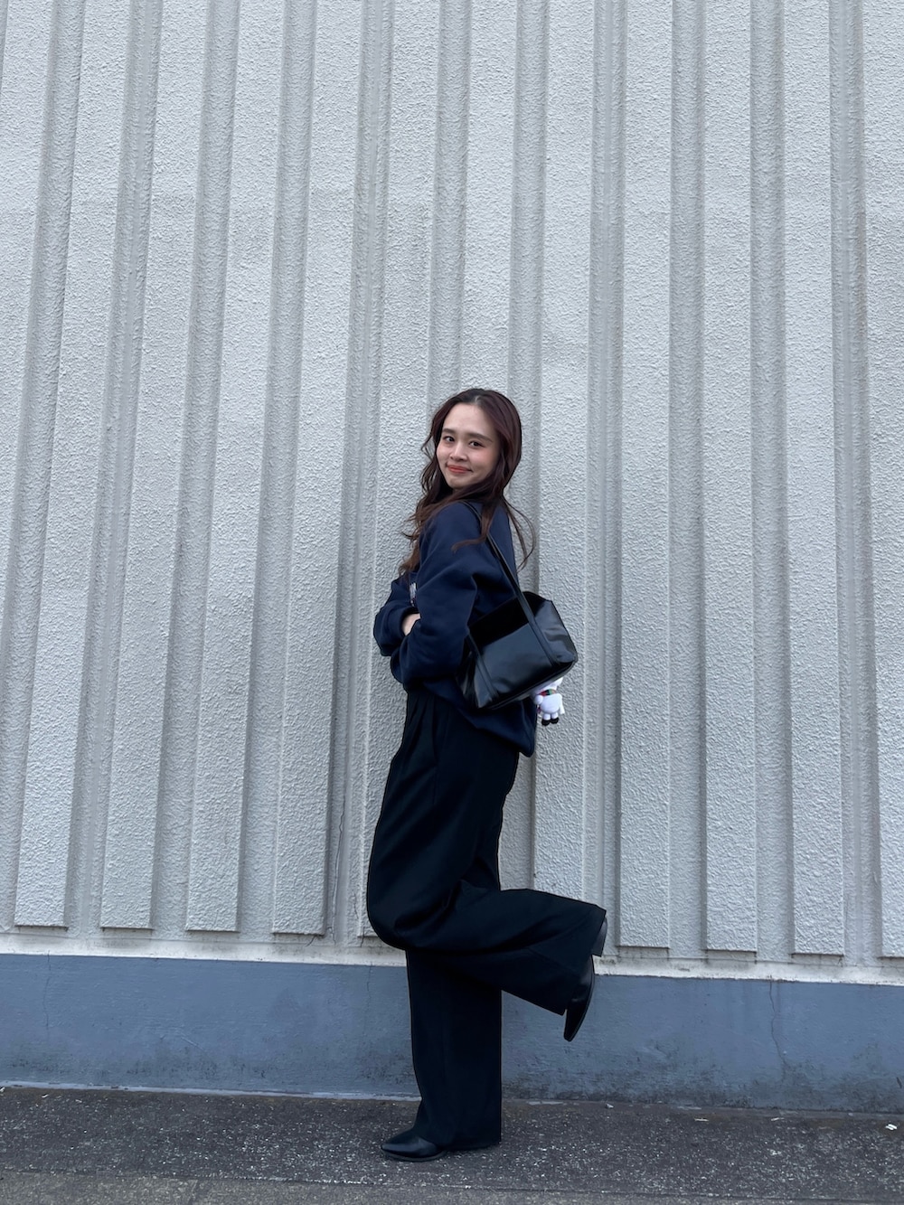 ブルー系のスウェットを着用したレディースの冬コーディネートの2枚目の写真