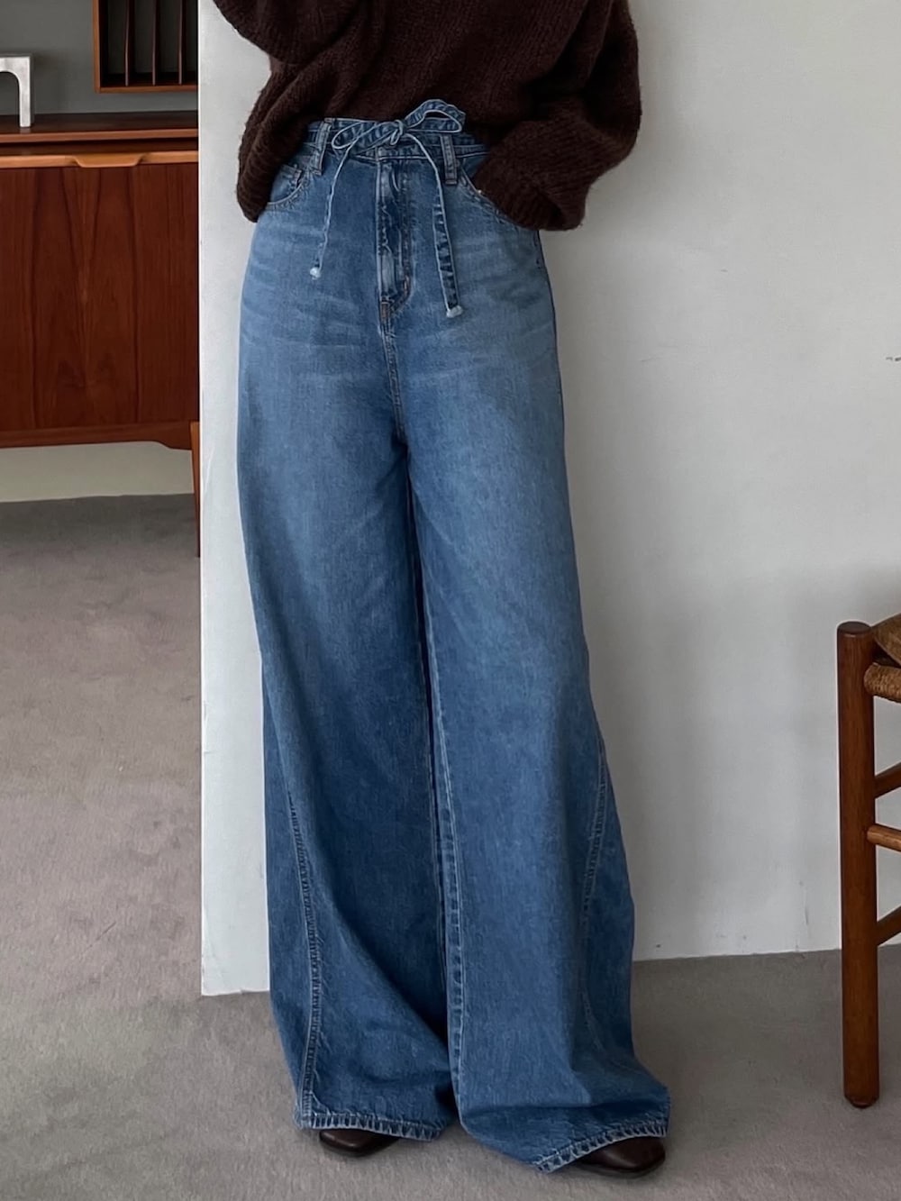 ブルー系のデニムパンツ、ブラウン系のニット/セーターを着用したレディースの夏コーディネートの3枚目の写真