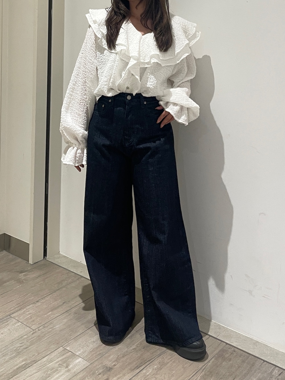 ホワイト系のシャツ/ブラウス、ブルー系のデニムパンツを着用したレディースの秋コーディネートの3枚目の写真