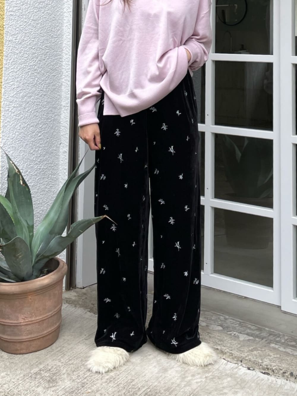ブラック系のその他パンツ、ピンク系のニット/セーター、ホワイト系のその他シューズを着用したレディースの夏コーディネートの7枚目の写真