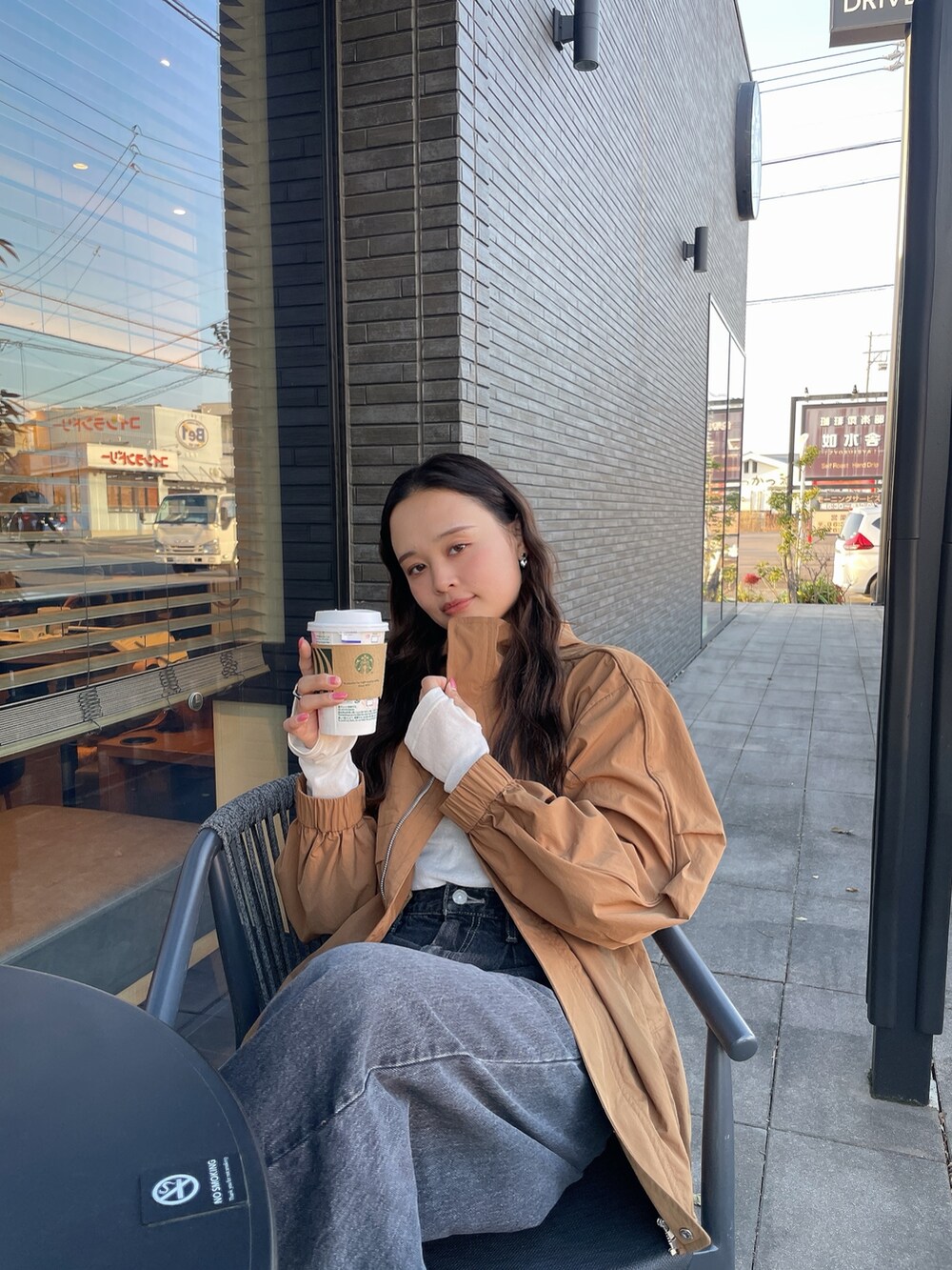 ブラック系のデニムパンツ、ベージュ系のブルゾン、ホワイト系のTシャツ/カットソーを着用したレディースの冬コーディネートの4枚目の写真