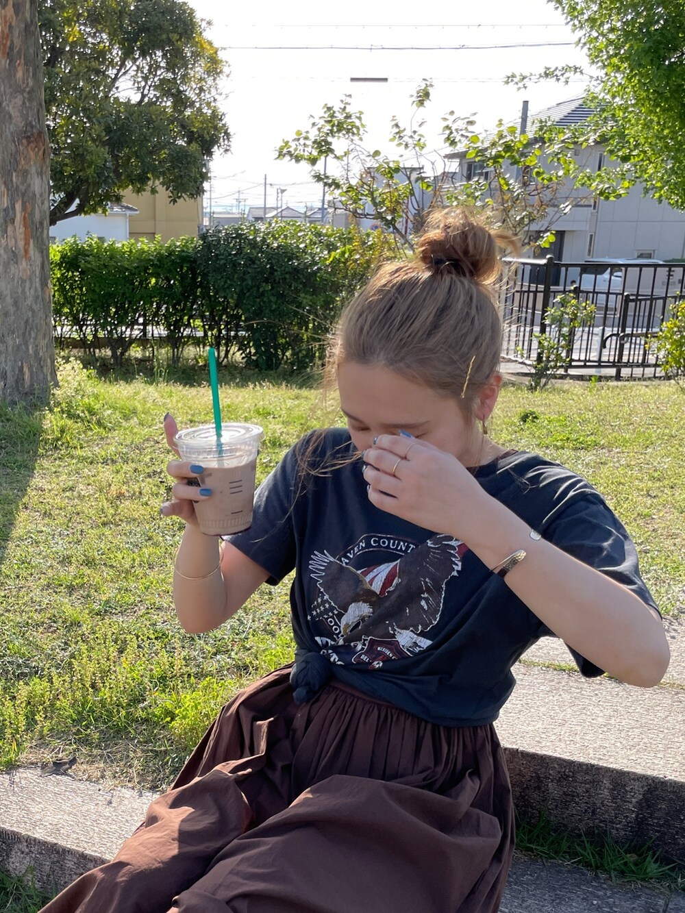 グレー系のTシャツ/カットソー、ブラウン系のワンピースを着用したレディースの春コーディネートの9枚目の写真