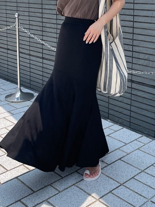 ホワイト系のサンダル、ブラウン系のタンクトップ、ブラック系のスカートを着用したレディースの夏コーディネートの6枚目の写真