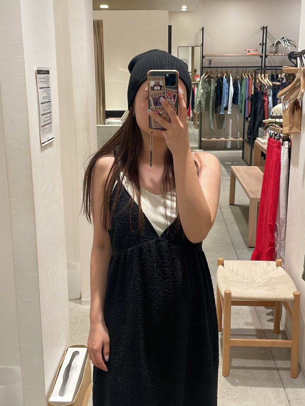 ブラック系のワンピースを着用したレディースの春コーディネートの2枚目の写真