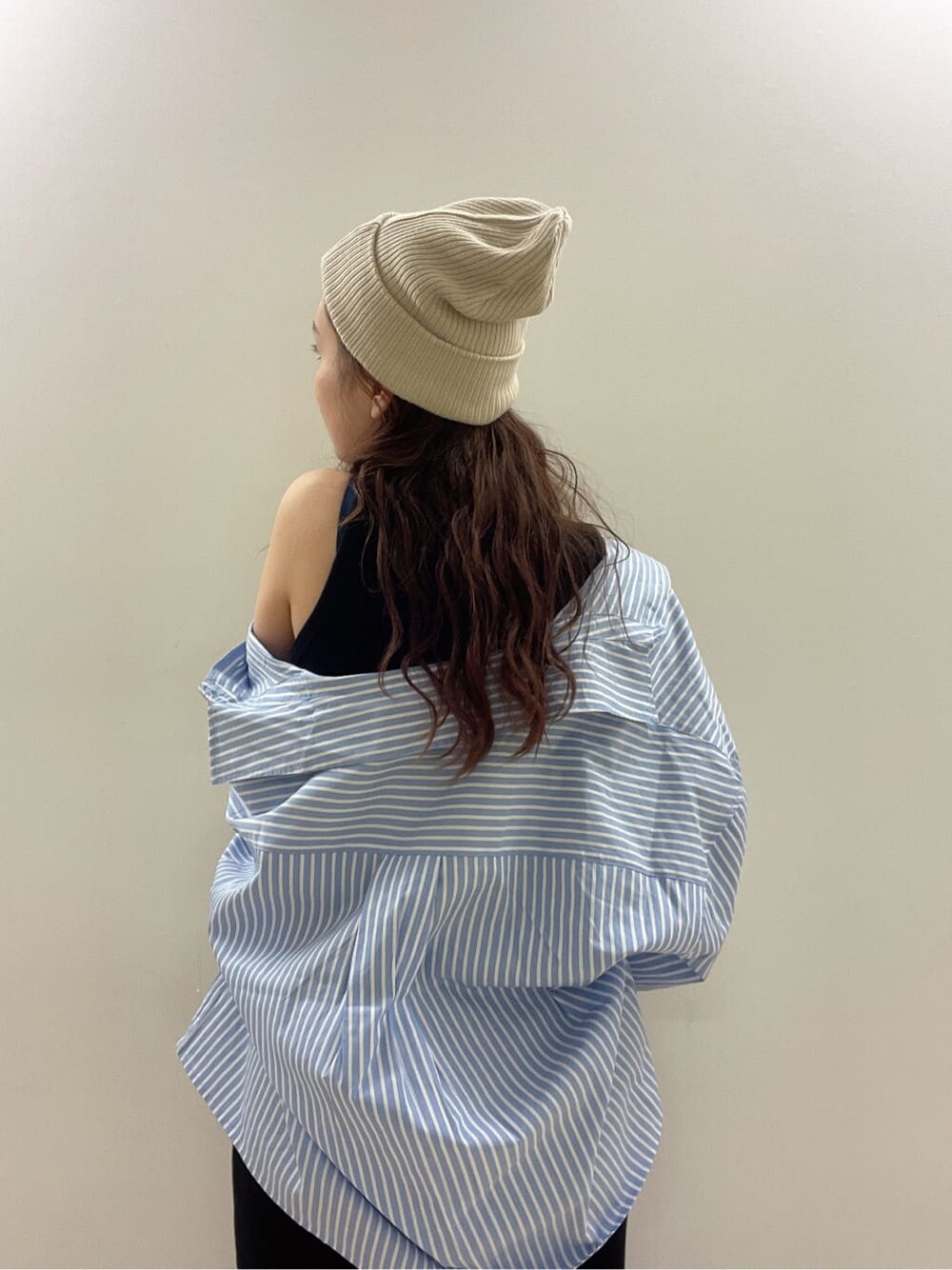 ブラック系のワンピース、ブルー系のシャツ/ブラウス、シルバー系のネックレスを着用したレディースの春コーディネートの6枚目の写真