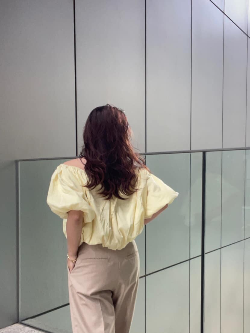 ベージュ系のその他パンツ、イエロー系のシャツ/ブラウス、ゴールド系のブレスレットを着用したレディースの春コーディネートの5枚目の写真