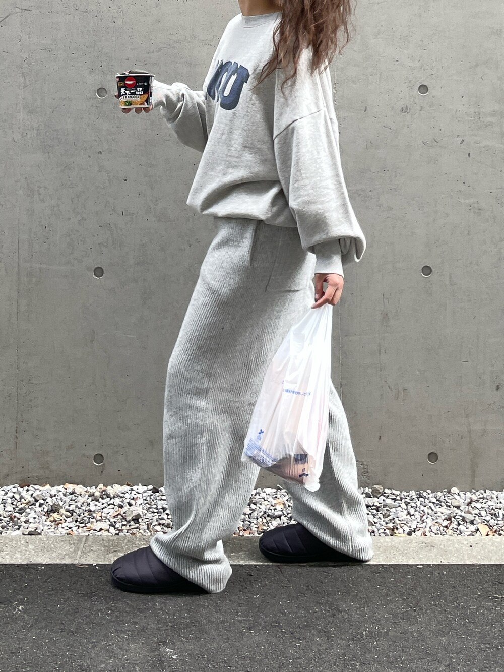 グレー系のその他パンツ、グレー系のスウェットを着用したレディースの冬コーディネートの7枚目の写真