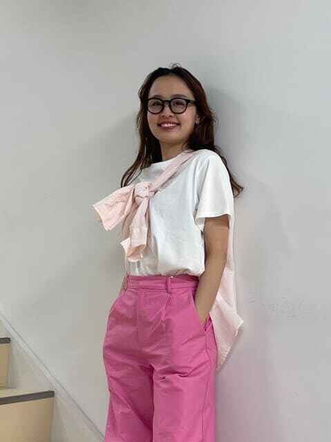 ピンク系のスラックス、ピンク系のシャツ/ブラウス、ホワイト系のサンダルを着用したレディースの春コーディネートの3枚目の写真