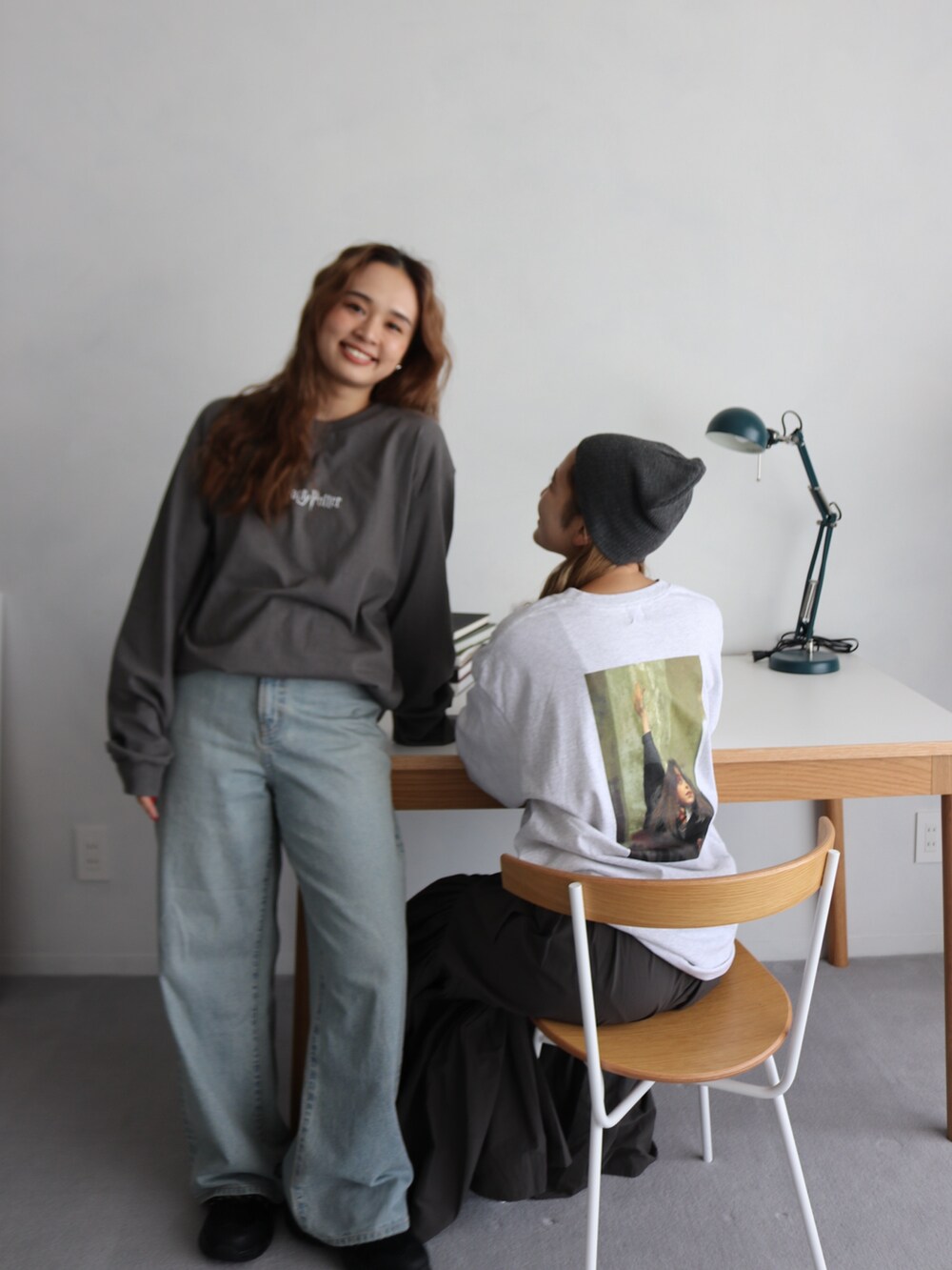 グレー系のTシャツ/カットソー、グレー系のTシャツ/カットソー、ブルー系のデニムパンツを着用したレディースの秋コーディネートの6枚目の写真