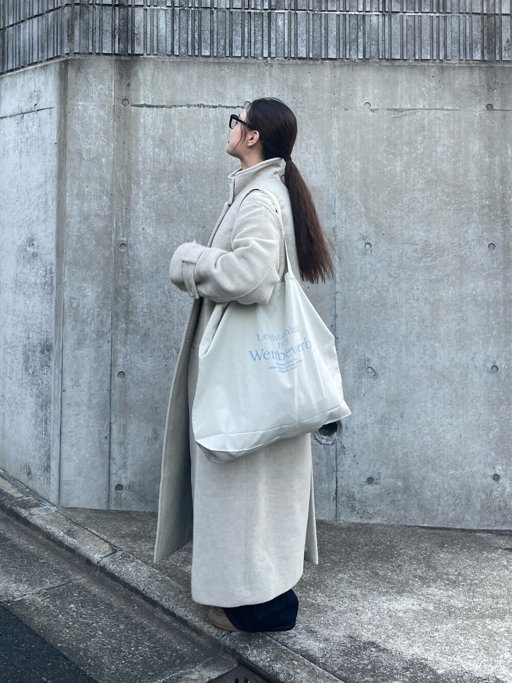 ホワイト系のその他アウターを着用したレディースの冬コーディネートの2枚目の写真