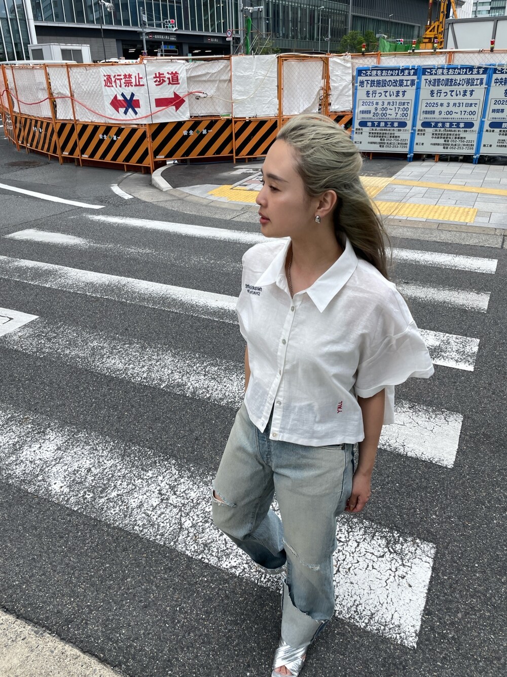 シルバー系のサンダル、ブルー系のデニムパンツ、ホワイト系のシャツ/ブラウスを着用したレディースの夏コーディネートの5枚目の写真