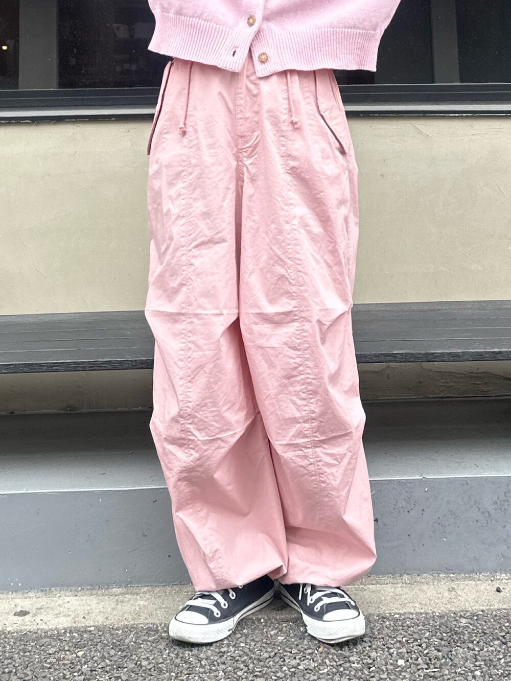 ピンク系のカーディガン/ボレロ、ピンク系のその他パンツを着用したレディースの冬コーディネートの8枚目の写真