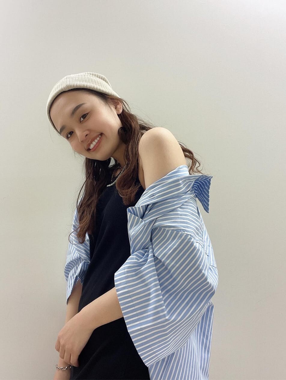 ブラック系のワンピース、ブルー系のシャツ/ブラウス、シルバー系のネックレスを着用したレディースの春コーディネートの4枚目の写真