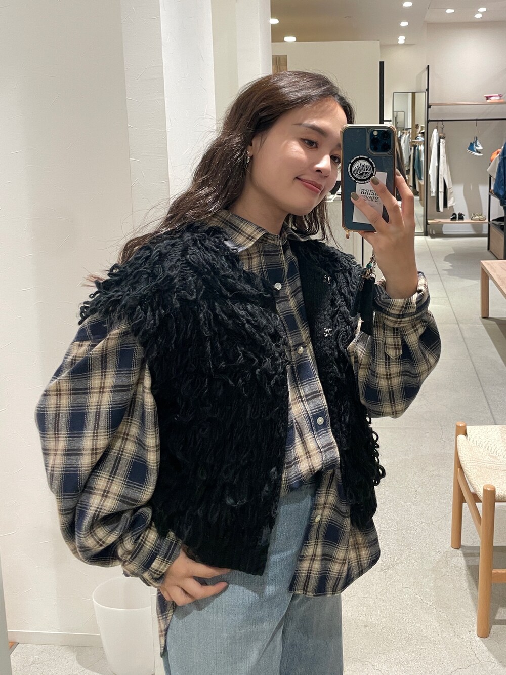 ブラック系のベスト、ブルー系のシャツ/ブラウスを着用したレディースの秋コーディネートの2枚目の写真