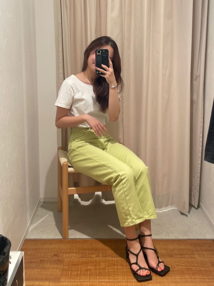 グリーン系のデニムパンツ、ホワイト系のTシャツ/カットソー、シルバー系のブレスレットを着用したレディースの春コーディネートの2枚目の写真
