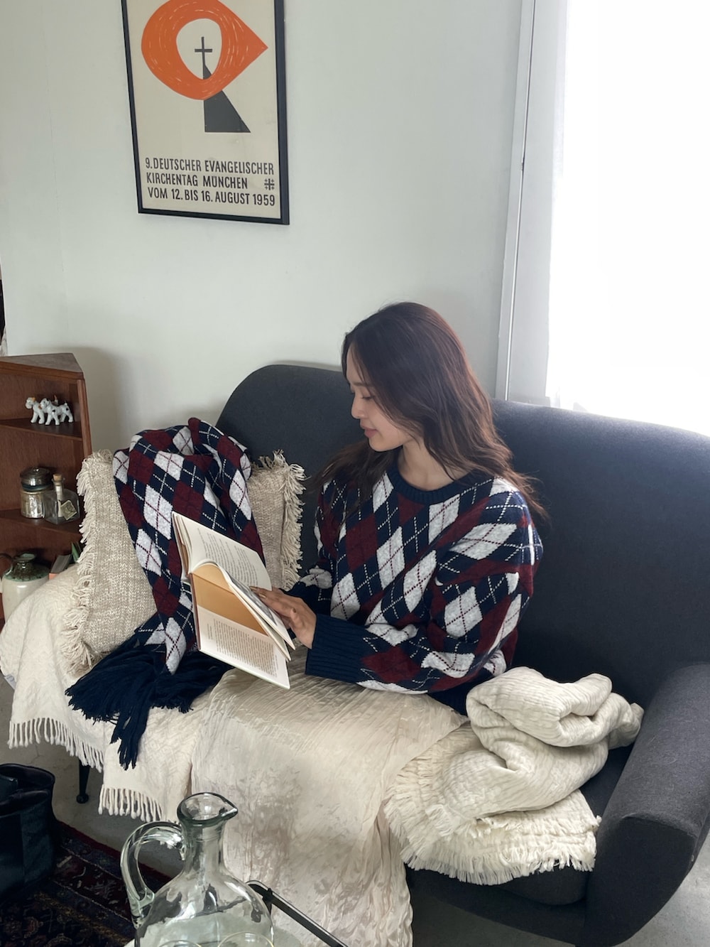 ブルー系のニット/セーター、ホワイト系のスカートを着用したレディースの秋コーディネートの2枚目の写真