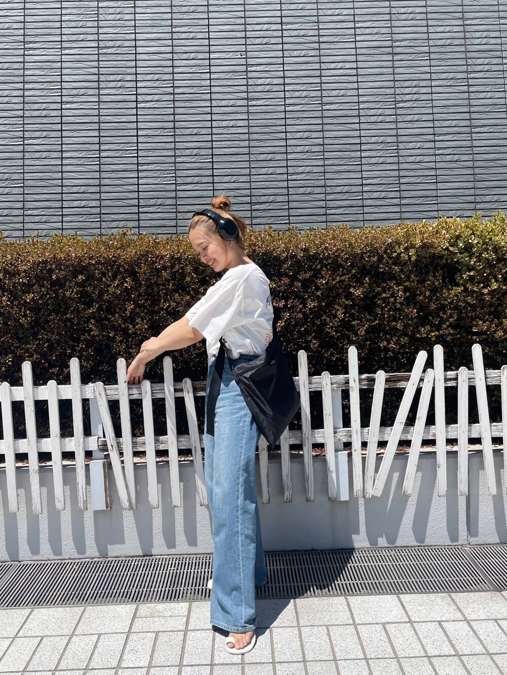 ブルー系のデニムパンツ、ホワイト系のTシャツ/カットソーを着用したレディースの春コーディネートの6枚目の写真