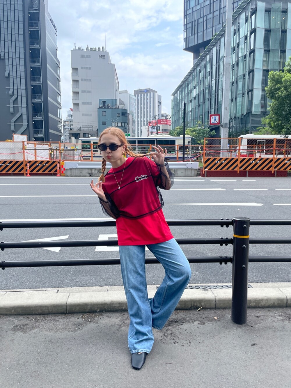 レッド系のTシャツ/カットソー、ブルー系のデニムパンツ、シルバー系のネックレスを着用したレディースの夏コーディネートの9枚目の写真