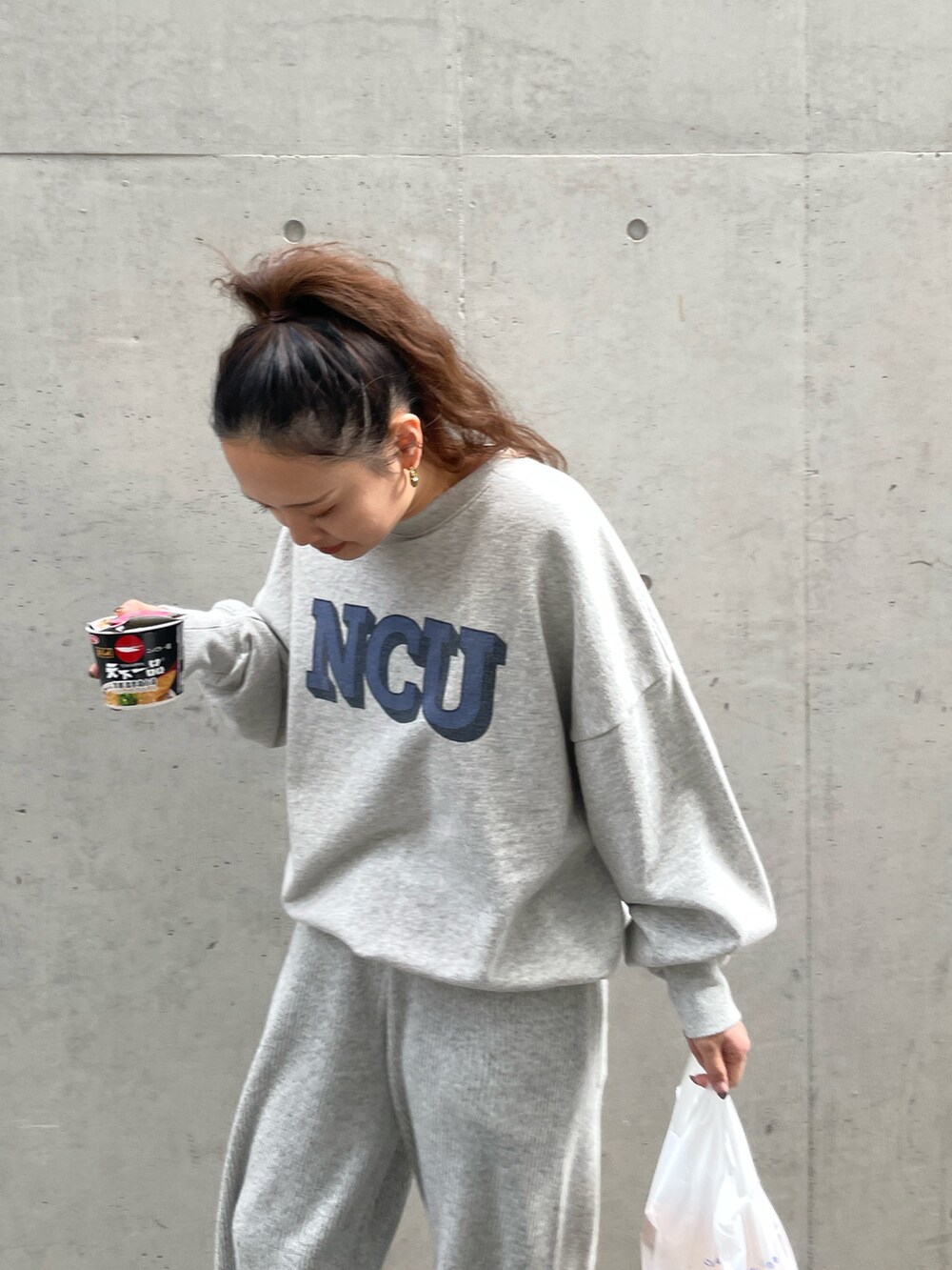 グレー系のその他パンツ、グレー系のスウェットを着用したレディースの冬コーディネートの6枚目の写真