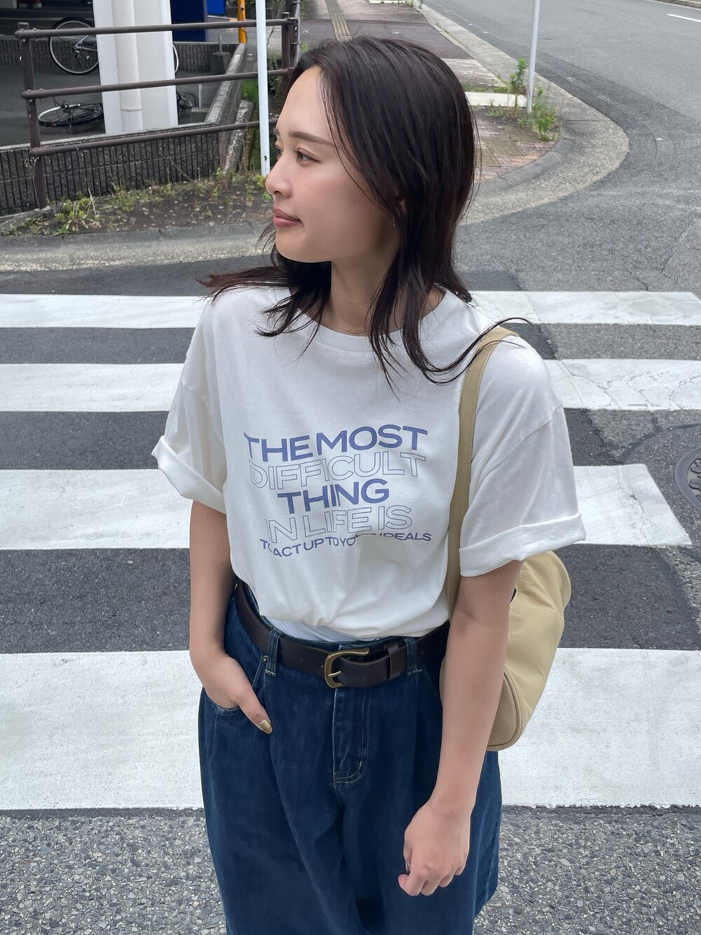 ホワイト系のTシャツ/カットソー、ブラック系のベルトを着用したレディースの夏コーディネートの3枚目の写真