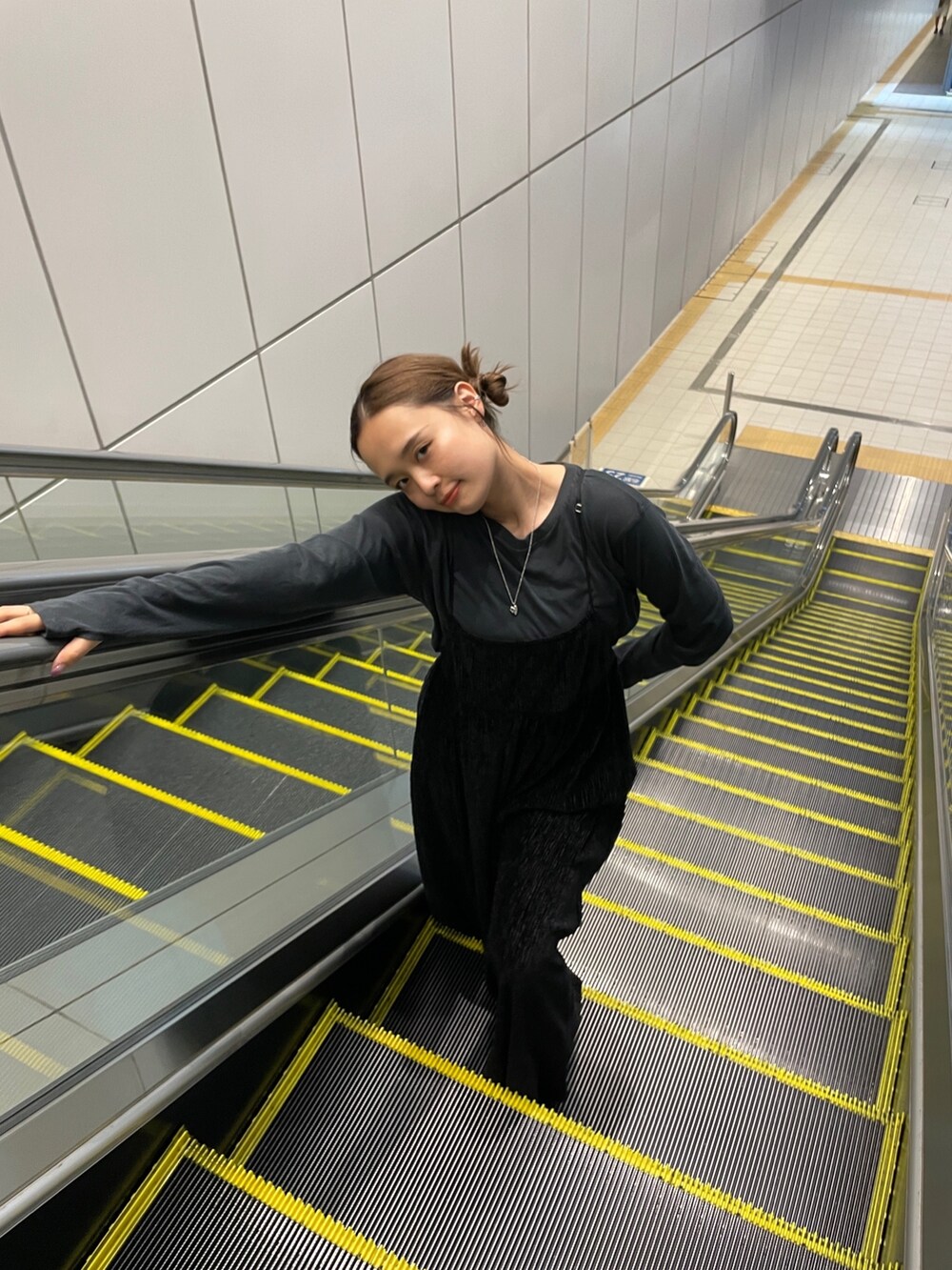ブラック系のワンピース、グレー系のTシャツ/カットソーを着用したレディースの秋コーディネートの5枚目の写真
