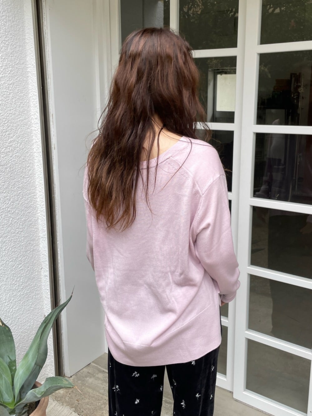 ブラック系のその他パンツ、ピンク系のニット/セーター、ホワイト系のその他シューズを着用したレディースの夏コーディネートの6枚目の写真
