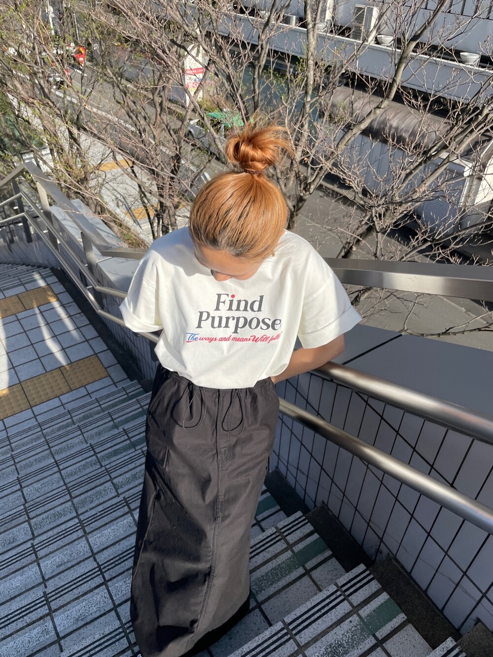 ホワイト系のTシャツ/カットソー、ブラック系のスカート、その他のサングラスを着用したレディースの春コーディネートの3枚目の写真