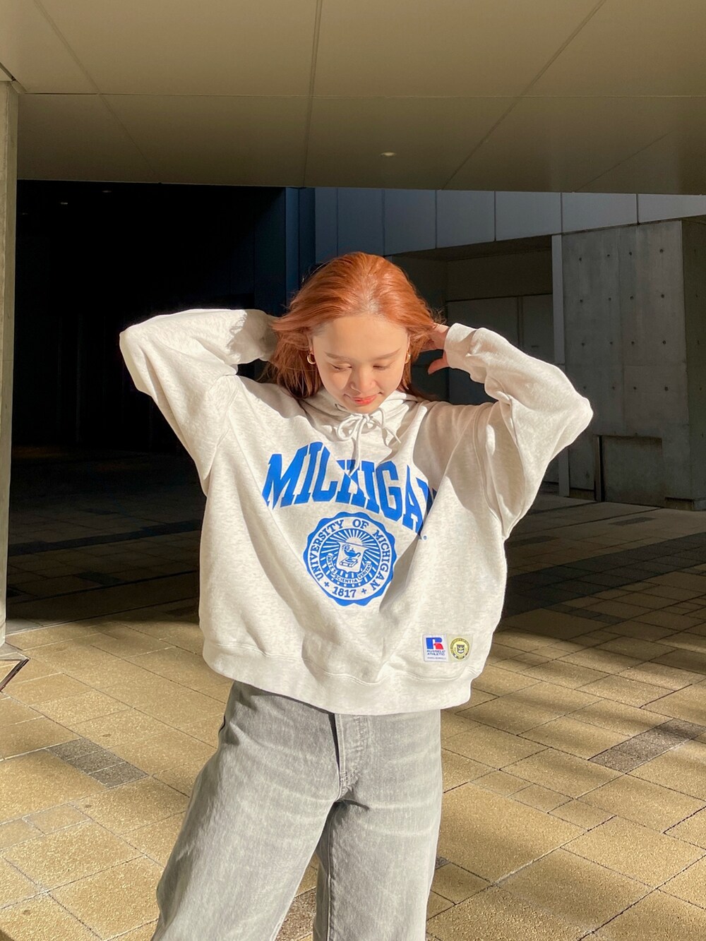 ブラック系のデニムパンツ、グレー系のパーカーを着用したレディースの冬コーディネートの4枚目の写真