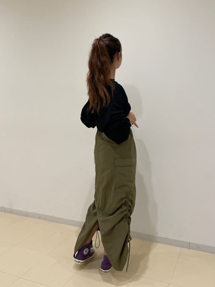 ブラック系のTシャツ/カットソー、ベージュ系のスカートを着用したレディースの秋コーディネートの6枚目の写真