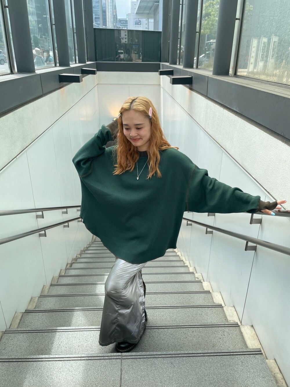 シルバー系のスカート、グリーン系のTシャツ/カットソーを着用したレディースの夏コーディネートの6枚目の写真