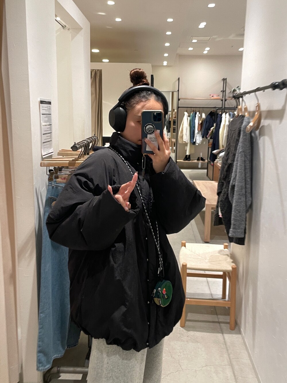 ブラック系のブルゾン、グレー系のその他パンツを着用したレディースの冬コーディネートの2枚目の写真