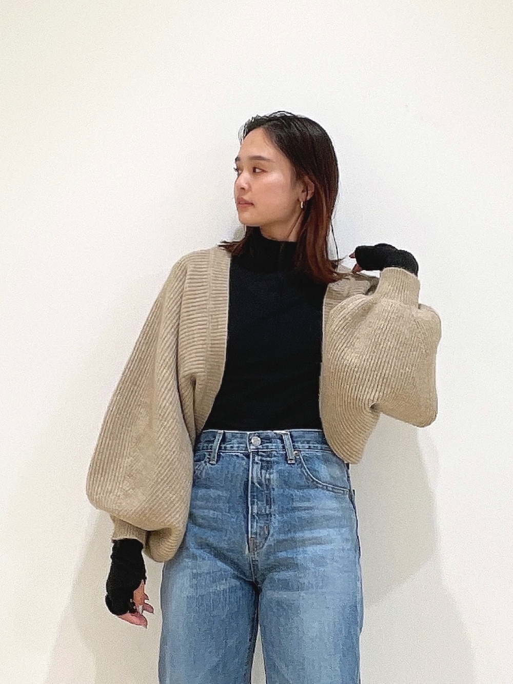 ブルー系のデニムパンツ、ブラック系のTシャツ/カットソー、グレー系のワンピースを着用したレディースの秋コーディネートの7枚目の写真