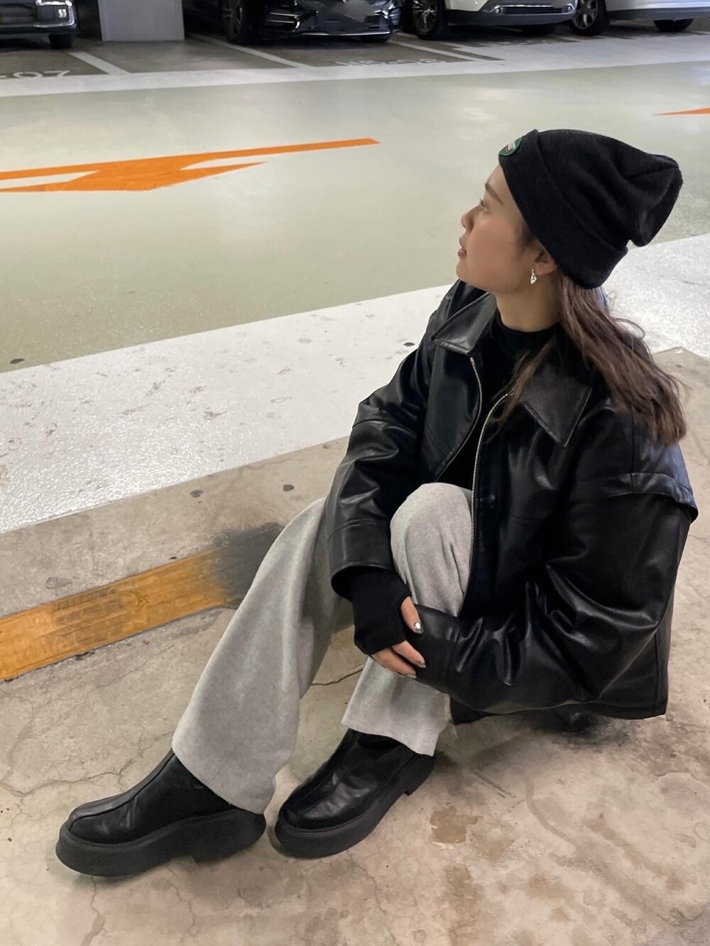 グレー系のその他パンツ、ブラック系のブルゾン、ブラック系のブーツを着用したレディースの冬コーディネートの3枚目の写真
